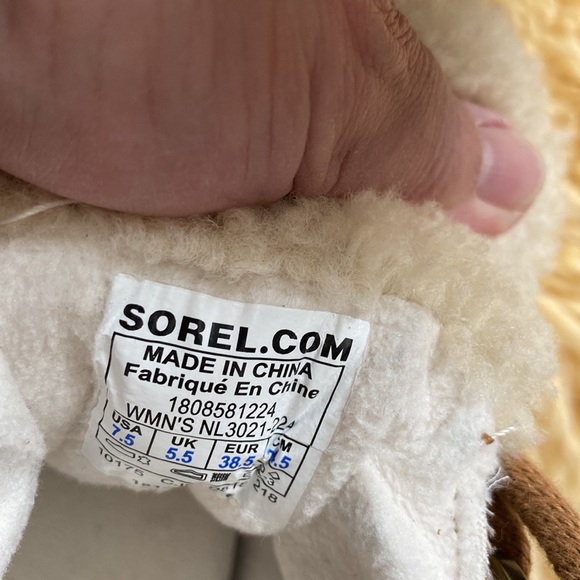 Like new Sorels - Picture 5 of 11
